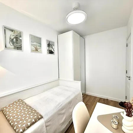 Paulmarie Apartment-quiet Area-3bd * 아데제